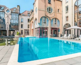 À Vendre – Studio 35 m² avec Piscine & Vue Cathédrale – Metz Centre, Rue Saint Marcel

En plein cœur de Metz, découvrez ce studio de 35 m² idéalement situé Rue Saint Marcel, offrant une vue imprenable sur la Cathédrale de Metz.

Situé dans une résidence sécurisée de standing, vous profiterez d’un accès privilégié à une piscine commune, un véritable atout rare en centre-ville.

L’appartement comprend :

Une pièce de vie lumineuse avec vue sur la Cathédrale

Une salle de bains avec WC

Investissement locatif  : le bien est actuellement loué 387 € + 73 € de charges par mois. Le bail est en cours jusqu’au 1er février 2029, garantissant une rentabilité immédiate et une sécurité pour l’investisseur.

À deux pas des commerces, restaurants, transports et toutes commodités, ce studio combine emplacement premium, prestations de qualité et revenus locatifs sécurisés.

Prix de vente : 84 000 € HAI (honoraires inclus)
Possibilité également d'acheter une place de parking au sous-sol