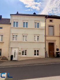 REMICH ? Nouvelle opportunité sur le marché !

Nous vous proposons cette charmante maison unifamiliale, entièrement rénovée avec soin et parfaitement agencée.

Idéalement située à seulement deux minutes à pied du centre-ville de Remich et de toutes les commodités, elle offre un cadre de vie alliant confort, tranquillité et proximité.

Disposition des pièces :

Rez-de-chaussée :
Un salon accueillant
Une cuisine équipée
Un WC séparé
Une arrière-cuisine, idéale pour les amateurs de fours et grillades
Un grand débarras avec espace de stockage faisant également office de cave

1er étage :
Une salle de bain avec baignoire et douche
Une chambre à coucher
Un spacieux living
Accès à deux terrasses situées à l'arrière de la maison, bénéficiant d'une excellente orientation solaire et d'une belle intimité

2ème étage :
Trois chambres à coucher
Un vaste grenier isolé pouvant être aménagé selon vos besoins

Cette maison, prête à emménager, ne nécessite aucun travaux et constitue un bien idéal pour une famille.

Située à Remich, ville pittoresque et touristique longeant la Moselle, vous profiterez d'un environnement agréable, réputé pour ses paysages viticoles, son ambiance conviviale et ses nombreuses activités en bord de rivière.

Disponibilité : à convenir
CPE : en cours de réalisation
Frais d'agence : inclus dans le prix de vente, à charge du vendeur

Pour toute information complémentaire ou organiser une visite, contactez-nous au 26 53 41
Ou directement Mme Veigas au 621 505 621 / cristina.veigas@cl-immo.lu