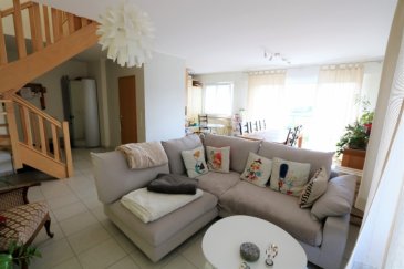 Situé au 3ème et dernier étage de la résidence construite en 2003, superbe duplex de +-110 m² + terrasse de 5 m² orientée plein sud, comprenant : 

- Hall d'accueil
- Salon et salle à manger avec accès terrasse
- Cuisine équipée ouverte sur salle à manger
- WC séparé
- 2 grandes chambres à coucher dont la principale avec bureau en mezzanine de +- 15 m²
- Belle salle de bains lumineuse avec fenêtre
- Garage intérieur pour une voiture
- Cave
- Nombreux emplacement extérieur privatif

Située dans une cité résidentielle très tranquille, au Mathendal