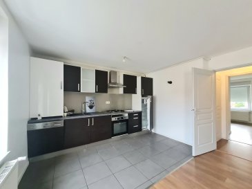 A DEUX PAS DU CENTRE, BEL APPARTEMENT AVEC BALCON Comprenant :Entrée, cuisine équipée ouverte sur salon/séjour, 2 chambres, salle de bain et wc.