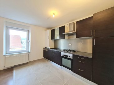 A DEUX PAS DU CENTRE, BEL APPARTEMENT AVEC BALCON Comprenant :Entrée, cuisine équipée ouverte sur salon/séjour, 2 chambres, salle de bain et wc.