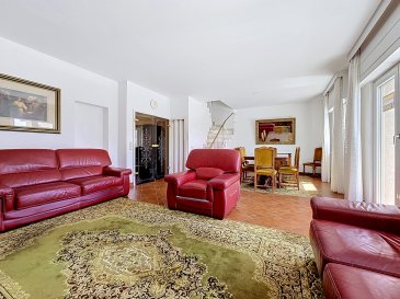 L'agence immobilière Immo-Contact vous propose ce magnifique duplex de +/- 195m² situé à Limpertsberg.

Idéalement situé dans l'une des rues les plus calme du quartier, l'appartement vous séduira par sa luminosité grâce à son exposition Sud. Ce bien offre des espaces de vie lumineux et agréables tout au long de la journée. Profitez également d'un agréable jardin privatif, offrant un véritable espace extérieur en plein cœur de Limpertsberg.

Vous profiterez d'un environnement paisible tout en étant à proximité immédiate de toutes les commodités : commerces, écoles, transports en commun, parcs, restaurants et services sont facilement accessibles.

Ce bien représente une excellente opportunité, aussi bien pour une résidence principale que pour un investissement.

L'appartement, au 1er étage, se compose comme suit :

Au premier niveau:
- Hall d'entrée
- Pièce de vie comprenant espace salle à manger et salon, avec accès directe au balcon exposé Sud
- Cuisine équipée séparée avec accès directe à la terrasse et au jardin privatif
- Chambre à coucher
- Salle de bains avec douche et WC

A l'étage supérieur:
- Chambre avec suite privative comprenant une douche et un WC, ainsi qu'un accès direct au balcon exposé plein sud
- Chambre avec accès directe au deuxieme balcon avec vue sur jardin
- 2 chambres à coucher
- Salle de bain avec baignoire et double vasque

Un garage box comprenant deux emplacements, une place de parking extérieure, une cave et une buanderie en commun viennent compléter ce bien.

À savoir :
- Disponibilité immédiate

Visites possibles en semaine et le samedi.

Pour toutes informations contactez-moi au +352 26 311 992.

Estimation de votre bien (sous 48h). contactez nous +352 26 311 992 ou sur info@immocontact.lu