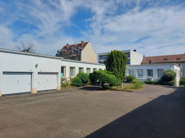 A LOUER - LOCAUX BUREAUX PROFESSIONNELS (ou activité commerciale)
surface: 270 m2
Idéalement situés à proximité du centre-ville de Metz, local composé d'une DIZAINE de bureaux indépendants, grande entrée avec accueil, sanitaires et réserves d'usages.

En bon état général et dans un cadre agréable et lumineux.
Chauffage individuel fioul.

3 stationnements privatifs devant le local.
Stationnements alentour aisé.

Loyer mensuel exprimé HORS TAXES et Hors charges: 2.500€
Avances sur charges à préciser.

Agence ne percevant pas de fonds.
