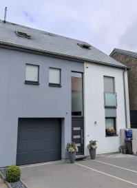 Ein freistehendes Haus auf drei Seiten, das durch seine großzügigen Räume und seine privilegierte Lebensumgebung besticht. Es bietet etwa 165 m² Wohnfläche auf einem Grundstück von 4,35 Ar. 
Im Erdgeschoss entdecken Sie einen weitläufigen Wohnbereich, der Wohnzimmer, Esszimmer und Küche vereint, mit direktem Zugang zur Terrasse und zum Garten, einem wahren Ruhepol mit einer Sommerküche und einer Sauna. Eine Gäste-WC ergänzt diese Etage. 
Im Obergeschoss verfügt das Haus über 3 komfortable Schlafzimmer sowie ein Badezimmer mit Dusche und Badewanne. Die vollständig ausgebauten Dachräume beherbergen eine wunderschöne Suite mit einem Schlafzimmer, einem Ankleidezimmer und einem eigenen Badezimmer, die einen intimen und eleganten Raum bietet. 
Diese Immobilie wird ergänzt durch eine Garage sowie zwei Stellplätze vor dem Haus. 
Eine seltene Immobilie, die Komfort, Funktionalität und Lebensqualität vereint, ideal für eine Familie auf der Suche nach einem außergewöhnlichen Zuhause. 
In der Nähe aller Annehmlichkeiten/Autobahn.