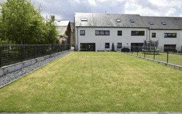 Ein freistehendes Haus auf drei Seiten, das durch seine großzügigen Räume und seine privilegierte Lebensumgebung besticht. Es bietet etwa 165 m² Wohnfläche auf einem Grundstück von 4,35 Ar. 
Im Erdgeschoss entdecken Sie einen weitläufigen Wohnbereich, der Wohnzimmer, Esszimmer und Küche vereint, mit direktem Zugang zur Terrasse und zum Garten, einem wahren Ruhepol mit einer Sommerküche und einer Sauna. Eine Gäste-WC ergänzt diese Etage. 
Im Obergeschoss verfügt das Haus über 3 komfortable Schlafzimmer sowie ein Badezimmer mit Dusche und Badewanne. Die vollständig ausgebauten Dachräume beherbergen eine wunderschöne Suite mit einem Schlafzimmer, einem Ankleidezimmer und einem eigenen Badezimmer, die einen intimen und eleganten Raum bietet. 
Diese Immobilie wird ergänzt durch eine Garage sowie zwei Stellplätze vor dem Haus. 
Eine seltene Immobilie, die Komfort, Funktionalität und Lebensqualität vereint, ideal für eine Familie auf der Suche nach einem außergewöhnlichen Zuhause. 
In der Nähe aller Annehmlichkeiten/Autobahn.