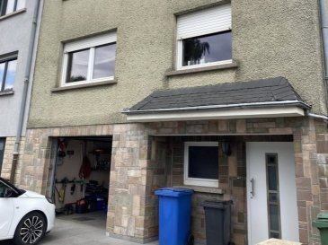 Kayl Vente  - Maison     870 000 € Immo Nordstrooss vous propose en vente une charmante maison libre des trois cotes située à proximité de commodités & nature sis sur une parcelle de +/- 2.73 ares.   
Située dans un quartier calme et recherché, cette maison spacieuse et lumineuse est idéale pour une famille en quête de confort et de praticité.  Construite en 1978, la maison offre une surface habitable de +/- 139.5m2.   
- Hall d'entrée accueillant  
- Séjour spacieux et lumineux, idéal pour vos moments de détente  
- Cuisine séparée, entièrement équipée  
- Quatre chambres à coucher  
- Salle de bain  
- Cave  
- Garage pour deux voitures et deux emplacements extérieur devant le garage  
À seulement quelques minutes à pied ou en vélo profitez d'un accès direct à l' Écoles (maternelle, primaire, secondaire), Structures d'accueil pour enfants, Supermarché et commerces de proximité,  Équipements sportifs (salle de sport, terrains, etc.), Centre médical et services de santé,  Parc naturel pour vos balades, sport ou détente,  Accès rapide à l'autoroute, idéal pour vos déplacements.   
Pour tout renseignement complémentaire ou information veuillez nous contacter par email info@immonordstrooss.lu ou par Tél: 691 850 805. 
Proposition de crédit/financement à taux compétitif auprès des banques Luxembourgeoise incluse dans nos services gratuits.