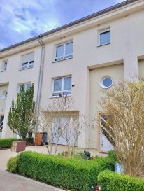Bureau Immobilier Loewen-Kill propose à la vente dans un quartier calme de Luxembourg-Cents (bail emphytéotique), cette charmante maison mitoyenne se composant comme suit :

Rez-de-chaussée :
.Hall d'entrée
.Garage
.Chaufferie/Buanderie avec accès au jardin

Premier étage :
.Salon/salle à manger avec cuisine ouverte permettant d'accéder à une grande terrasse orientée plein Sud. Dans le salon est installé un feu à bois.
.Débarras
.WC séparé

Deuxième étage :
.Salle de bains avec WC et fenêtre
.Première chambre d'une surface d'environ 11,37m2
.Deuxième chambre d'une surface d'environ 13,04m2
.Troisième chambre d'une surface d'environ 16,37m2

Troisième étage :
.Quatrième chambre
.Dressing
.Salle de douche avec WC

En ce qui concerne les équipements de la maison :
.La maison a été construite en 2004
.Passeport énergétique : E-E
.Chauffage au gaz
.Fenêtres en double vitrage avec volets roulants
.Système d'alarme

Le bail emphytéotique court pour une durée de 80 ans.

Nous sommes à votre disposition pour tout renseignement complémentaire et un rendez-vous de visite :
contact@loki.lu
+352 27 56 28 90

Les honoraires de négociation sont à la charge du vendeur et inclus dans le prix de vente.