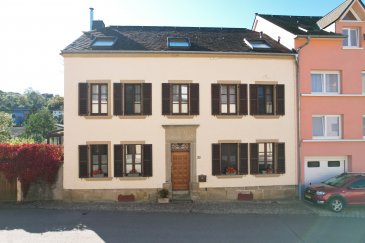 Manternach - Maison rénovée 4 chambres, jardin, verger, atelier et proche de la gare.

Située à Manternach, dans le canton de Grevenmacher, cette maison, construite en 1873 et entièrement rénovée en 2017, se trouve sur un terrain de 25,30 ares. Elle offre une surface totale d'environ 303 m², dont environ 246 m² habitables.

Elle se compose comme suit :
Au rez-de-chaussée, un hall d'entrée de ± 10 m² mène à un salon de ± 21 m², un séjour de ± 36 m² avec cuisine ouverte (équipée de four, frigo, hotte, etc.) donnant accès à une terrasse de ± 9 m² et au jardin, à une terrasse avec atelier, ainsi qu'à un verger (pommiers, etc.). Un palier de ± 2 m², un vestiaire de ± 8 m², une véranda de ± 9 m² et une salle de douche de ± 5 m² (douche, vasque, WC) complètent ce niveau.

Le premier étage comprend un palier de ± 8 m², trois grandes chambres de ± 16, 18 et 19 m², une salle de bain de ± 15 m² (avec baignoire, vasque, bidet, WC et coin buanderie), ainsi qu'un bureau de ± 7 m².  
Le grenier aménagé propose une belle pièce multifonctionnelle ou chambre parentale de ± 64 m² avec une salle de douche en suite de ± 7 m² (douche, vasque, WC).

Au sous-sol, vous trouverez une cave voûtée de ± 39 m² avec sol en terre, un garage de ± 18 m² et un carport.

Détails complémentaires :
Maison de 1873, rénovée en 2017 et en excellent état ;  
Chauffage au mazout, au sol et par radiateurs, avec poêle à bois ;  
Fenêtres en bois avec double vitrage, volets manuels et fenêtres de toit Velux ;  
Façade avant protégée (Site et Monument) ;  
Parquet et carrelage au sol ;  
Peinture écologique sur les murs, tous les matériaux utilisés lors de la rénovation sont respectueux de l'environnement.

Pour plus de renseignements, veuillez contacter Maurits van Rijckevorsel au +352 621 198 891 ou par e-mail à maurits@vanmaurits.lu.