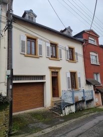 Maison à vendre Nilvange. A Nilvange , maison mitoyenne comprenant au rez de chaussée, une grande entrée ouvrant sur une cuisine équipée de 16 m² avec porte fenêtre sur jardin, un salon, et une salle de bains.
Au 1er : 3 chambres parquetées de 12,4 m², 15,10 m² et 35 m² + une salle de bains
Au 2 ème : un grenier de 90 m².
Maison très bien entretenue.
Caves en sous sol
Toiture refaite en 2000
Bon classement énergétique . Classée en D
IMMODM 03 82 57 31 87 

Honoraires à la charge du vendeur.  Classe énergie D, Classe climat D Montant estimé des dépenses annuelles d'énergie pour un usage standard : entre 2500.00 € et 3430.00 € sur les années 2021, 2022 et 2023 (abonnements compris). Les informations sur les risques auxquels ce bien est exposé sont disponibles sur le site Géorisques : georisques.gouv.fr.