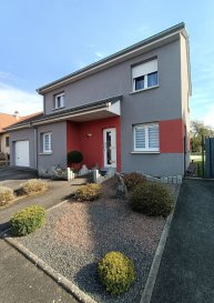 Maison individuelle avec piscine. Située à Sarralbe, dans un environnement calme et agréable, Nord Sud Immobilier vous propose cette charmante maison individuelle, implantée sur un terrain plat, entièrement clos et soigneusement entretenu.

La maison se compose comme suit :

Au rez-de-chaussée, vous découvrirez une entrée ouverte sur une spacieuse et lumineuse pièce de vie regroupant salon, salle à manger et cuisine équipée ouverte. Ce niveau comprend également un WC individuel, une première chambre ainsi qu'un garage accessible de plain-pied.

À l'étage, un dégagement dessert trois belles chambres ainsi qu'une salle de bain moderne équipée d'une baignoire semi-îlot, d'une douche à l'italienne et d'un WC.

À l'extérieur, vous profiterez d'un agréable espace de vie avec une terrasse couverte agrémentée d'une pergola, accessible directement depuis la pièce principale. Le jardin, entièrement clôturé et aménagé avec soin, accueille également une piscine enterrée et chauffée d'une profondeur de 1,55 m, idéale pour profiter des beaux jours.

Ce pavillon propose un cadre de vie à la fois confortable et fonctionnel, il ne nécessite aucun travaux et est prêt à accueillir ses futurs propriétaires dans les meilleures conditions.

Les informations sur les risques auxquels ce bien est exposé sont disponibles sur le site Géorisques : www.georisques.gouv.fr

Vos agences Nord Sud Immobilier à Sarreguemines, Rohrbach les Bitche, Diemeringen et Bitche.