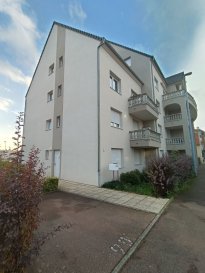 Appartement 3 pièces 65 m². A Sarreguemines, découvrez cet appartement 3 pièces sous combles dans une belle copropriété avec ascenseur, composé d'une entrée/dégagement, salon/salle à manger avec cuisine ouverte, salle de bain, WC individuel et 2 chambres à coucher.
Le bien dispose d'une cave et d'un parking.

Aucune procédure en cours au niveau de la copropriété.
Compteurs individuels : chauffage, eau chaude et eau froide.
Charges annuelles (ALUR) : 380€
Surface au sol : 76,64 m².

A seulement 5 min à pied de la FAC et 10 min du centre ville.

Les informations sur les risques auxquels ce bien est exposé sont disponibles sur le site Géorisques : www.georisques.gouv.fr

Contact Nord Sud Immobilier Rohrbach les Bitche / Bitche / Sarreguemines / Diemeringen
Copropriété de 88 lots - dont 29 lots habitation. (Procédure en cours).
Charges annuelles : 380.00 euros.