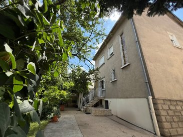 Christophe WAGNER Agent immobilier spécialisé sur HAGONDANGE depuis l'année 1996 vous présente en exclusivité par l'intermédiaire de l'agence ALTAEA IMMOBILIER 

A HAGONDANGE

RARE  ! A VOIR TRES RAPIDEMENT !

 Maison de Ville Individuelle à Vendre en Hyper Centre d'Hagondange

Située dans un quartier calme et recherché, cette maison de ville individuelle de 125 m² environ , sur un terrain d'environ 370 m², est une véritable perle rare !

 Idéale pour une famille, elle combine l'emplacement privilégié, le confort, et un potentiel d'aménagement à exploiter pour en faire un véritable cocon sur mesure.

Points forts de la maison :

    Surface habitable environ 125 m²

    Terrain 370 m² environ avec maison incluse

    Chambres : 4 (dont 1 chambre aménagée dans les combles)
    20 - 14,5 - 13 et 12 , 5 m² environ
   
    Salon + séjour parquet d'environ 25 m²

    Cuisine meublée et équipée d'environ 15,5 m² accès direct terrasse 

    Salles de bains : 2

    Toilettes : 4

    Garage : 2 voitures en enfilade avec porte motorisée d'environ 25 m²
    ( profondeur 9,90 m largeur 2,6 m environ )

    Sous-sol avec cuisine d'été

    Chauffage : Chaudière à condensation gaz ( entretien réalisé en juillet
    2025) 

    Fenêtres : Double vitrage + volets PVC (certains motorisés) et porte  
    d'entrée PVC

    Adoucisseur d’eau ( entretien régulier)

Un intérieur spacieux et modulable :

Cette maison en bon état général offre un grand potentiel de personnalisation. Elle nécessite quelques travaux pour répondre aux besoins des nouveaux propriétaires, notamment la mise aux normes de l’électricité, le remplacement des velux , et divers travaux que souhaiteront réaliser les futurs propriétaires. 

Une décoration intérieure à personnaliser selon vos envies fera de cet espace un lieu unique et parfaitement adapté à votre style de vie.

Le plus ? Les combles aménagés offrent un 4ème chambre spacieuse de 27 m² avec un toilette privé et une pièce de rangement, idéale pour un bureau, une chambre d’adolescent ou une chambre d’amis.
Des équipements modernes et pratiques :

    Cuisine meublée et équipée avec un accès direct à la terrasse pour profiter des beaux jours.

    Garage avec porte motorisée pour un accès facile et sécurisé à votre véhicule.

    Un sous-sol avec une cuisine d'été, un espace parfait pour recevoir famille et amis.

    Fenêtres double vitrage avec volets PVC, dont certains motorisés pour un confort optimal.

    Une chaudière à condensation gaz pour une gestion économique de votre consommation d'énergie.

    Adoucisseur d’eau, un atout supplémentaire pour la qualité de votre eau au quotidien.

Combles isolés et murs intérieurs

Dalle béton à chaque niveau.

Emplacement idéal :

    À seulement 200 mètres des écoles et à 6 minutes à pied de la gare SNCF, vous bénéficiez de la proximité des transports, des commerces, et des services, tout en étant dans une rue calme et recherchée, offrant un cadre de vie paisible et agréable.

Taxe foncière : environ 1350 €, un bien de qualité dans un quartier de choix, à un prix abordable pour ce type de propriété.

Cette maison est une opportunité rare sur le marché d'Hagondange et saura séduire les familles en quête d’un cadre de vie pratique, confortable et au potentiel immense.

Les informations sur les risques auxquels ce bien est exposé sont disponibles sur le site Géorisques : www.georisques.gouv.fr

Consommation réelle annuelle complète de gaz selon dernière facture 
année 2022 : environ 2700 euros par an soit environ 225 euros par mois

« Montant estimé des dépenses annuelles d'énergie pour un usage standard : entre 2990 euros et 4080 euros par an. Prix moyens des énergies indexées sur l'année 2021-2022-2023 (abonnements compris). DPE 07/2025 consommation (énergie primaire ) : 280 kwh/m2/an :classe E émission :
61 kgco2 /m2/an : classe E

PRIX DE VENTE : 299 900 euros

Mandat de vente N°389*

S.a.r.l au capital de 7 500 euros ALTAEA Immobilier HAGONDANGE (57300)
Carte professionnelle de Transactions sur Immeubles et Fonds de Commerce n ° CPI 5701 2018 000 025 548 délivrée par la Chambre de Commerce de Moselle

prix net, hors frais notarié , d' enregistrement et de publicité foncière.

« Notre société s'engage à ne recevoir aucun fonds , effets ou valeurs en dehors de nos honoraires »

*Honoraires agence inclus à charge vendeur