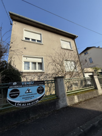 TROP TARD C'EST VENDU !


Christophe WAGNER Agent immobilier spécialisé sur HAGONDANGE depuis l'année 1996 vous présente en exclusivité par l'intermédiaire de l'agence ALTAEA IMMOBILIER 

A HAGONDANGE

RARE  ! A VOIR TRES RAPIDEMENT !

 Maison de Ville Individuelle à Vendre en Hyper Centre d'Hagondange

Située dans un quartier calme et recherché, cette maison de ville individuelle de 125 m² environ , sur un terrain d'environ 370 m², est une véritable perle rare !

 Idéale pour une famille, elle combine l'emplacement privilégié, le confort, et un potentiel d'aménagement à exploiter pour en faire un véritable cocon sur mesure.

Points forts de la maison :

    Surface habitable environ 125 m²

    Terrain 370 m² environ avec maison incluse

    Chambres : 4 (dont 1 chambre aménagée dans les combles)
    20 - 14,5 - 13 et 12 , 5 m² environ
   
    Salon + séjour parquet d'environ 25 m²

    Cuisine meublée et équipée d'environ 15,5 m² accès direct terrasse 

    Salles de bains : 2

    Toilettes : 4

    Garage : 2 voitures en enfilade avec porte motorisée d'environ 25 m²
    ( profondeur 9,90 m largeur 2,6 m environ )

    Sous-sol avec cuisine d'été

    Chauffage : Chaudière à condensation gaz ( entretien réalisé en juillet
    2025) 

    Fenêtres : Double vitrage + volets PVC (certains motorisés) et porte  
    d'entrée PVC

    Adoucisseur d'eau ( entretien régulier)

Un intérieur spacieux et modulable :

Cette maison en bon état général offre un grand potentiel de personnalisation. Elle nécessite quelques travaux pour répondre aux besoins des nouveaux propriétaires, notamment la mise aux normes de l'électricité, le remplacement des velux , et divers travaux que souhaiteront réaliser les futurs propriétaires. 

Une décoration intérieure à personnaliser selon vos envies fera de cet espace un lieu unique et parfaitement adapté à votre style de vie.

Le plus ? Les combles aménagés offrent un 4ème chambre spacieuse de 27 m² avec un toilette privé et une pièce de rangement, idéale pour un bureau, une chambre d'adolescent ou une chambre d'amis.
Des équipements modernes et pratiques :

    Cuisine meublée et équipée avec un accès direct à la terrasse pour profiter des beaux jours.

    Garage avec porte motorisée pour un accès facile et sécurisé à votre véhicule.

    Un sous-sol avec une cuisine d'été, un espace parfait pour recevoir famille et amis.

    Fenêtres double vitrage avec volets PVC, dont certains motorisés pour un confort optimal.

    Une chaudière à condensation gaz pour une gestion économique de votre consommation d'énergie.

    Adoucisseur d'eau, un atout supplémentaire pour la qualité de votre eau au quotidien.

Combles isolés et murs intérieurs

Dalle béton à chaque niveau.

Emplacement idéal :

    À seulement 200 mètres des écoles et à 6 minutes à pied de la gare SNCF, vous bénéficiez de la proximité des transports, des commerces, et des services, tout en étant dans une rue calme et recherchée, offrant un cadre de vie paisible et agréable.

Taxe foncière : environ 1350 €, un bien de qualité dans un quartier de choix, à un prix abordable pour ce type de propriété.

Cette maison est une opportunité rare sur le marché d'Hagondange et saura séduire les familles en quête d'un cadre de vie pratique, confortable et au potentiel immense.

Les informations sur les risques auxquels ce bien est exposé sont disponibles sur le site Géorisques : www.georisques.gouv.fr

Consommation réelle annuelle complète de gaz selon dernière facture 
année 2022 : environ 2700 euros par an soit environ 225 euros par mois

« Montant estimé des dépenses annuelles d'énergie pour un usage standard : entre 2990 euros et 4080 euros par an. Prix moyens des énergies indexées sur l'année 2021-2022-2023 (abonnements compris). DPE 07/2025 consommation (énergie primaire ) : 280 kwh/m2/an :classe E émission :
61 kgco2 /m2/an : classe E

PRIX DE VENTE : 299 900 euros

Mandat de vente N°389*

S.a.r.l au capital de 7 500 euros ALTAEA Immobilier HAGONDANGE (57300)
Carte professionnelle de Transactions sur Immeubles et Fonds de Commerce n ° CPI 5701 2018 000 025 548 délivrée par la Chambre de Commerce de Moselle

prix net, hors frais notarié , d' enregistrement et de publicité foncière.

« Notre société s'engage à ne recevoir aucun fonds , effets ou valeurs en dehors de nos honoraires »

*Honoraires agence inclus à charge vendeur