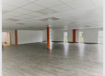 SURFACES DE BUREAUX  à Ehlange/Mess.

Surface de 210m2 au 1er étage se composant comme suit :

- kitchenette,
- sanitaires et douche
- parking disponibles

* Surface totale supplémentaire de 600 m2 disponible pour autre aménagements.

 Documentation et Prix de location sur demande.