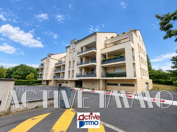 Appartement Moulins Les Metz 3 pièce(s) 67.60 m2. NOUVEAUTÉ ! EN EXCLUSIVITÉ ! 
Situation géographique de premier choix !

Sur la commune recherchée de MOULINS-LES-METZ, commune de l'agglomération Messine idéalement situé à proximité de l'axe A31 facilitant les déplacements vers Metz, Nancy ou le Luxembourg, et disposant de plusieurs établissements scolaires, de professionnels de santé, pharmacie, commerces et à toute proximité également de la zone commerciale Actisud/Waves.

Au sein d'un quartier résidentiel à deux pas de la Moselle et du canal de Jouy, cet appartement offre un cadre de vie agréable et verdoyant, idéal pour les actifs, les frontaliers et les amoureux de la nature.

Au coeur d'une copropriété de 2003, 'Résidence Les Deux Rives', parfaitement entretenue de 28 lots d'habitations, devenez propriétaire de cet Appartement F3 de 68 m² au 1er étage avec ascenseur, terrasse, cave, garage et place de stationnement.

Composé d'un sas d'entrée, d'une pièce de vie lumineuse de près de 21m² donnant accès à la terrasse de 10m² exposée Sud-Ouest avec une vue dégagée, une cuisine équipée et aménagée indépendante de plus de 7m² communiquant également avec la terrasse, d'un wc indépendant, et d'un espace nuit séparé avec un grand placard de rangement dans le couloir, parfait pour optimiser les espaces, de 2 belles chambres d'environ de 11 et 13m² (dont 1 équipée avec placard intégré) et  d'une salle de bain avec baignoire.

En complément, vous apprécierez la cave située au rdc de la copropriété, un vrai espace complémentaire pour faciliter votre quotidien en plus du garage fermé et de la place de stationnement privative.

DV PVC + Volet roulants
Chauffage gaz : Chaudière neuve (2025)
Copro sécurisée
Syndic professionnel : EFFICIENCE : Charges de copropriété de 145€/mois comprenant électricité et entretien des communs et extérieur, ascenseur, assurance, avance sur eau froide, entretien chaudière, frais de syndic, appel fonds de travaux.
Aucune procédure en cours

DPE réalisé le 26/08/2026 :  logement classé C pour 137kWh/m²/an ainsi que C pour les émissions de gaz à effet de serre pour 27kg co²/m²/an.
Montant estimé des dépenses annuelles d'énergie pour un usage standard : entre 970€ et 1 360€ par an. Prix moyens des énergies indexés sur les années 2021, 2022, 2023 (abonnements compris)
Les informations sur les risques auxquels ce bien est exposé sont disponibles sur le site Géorisques : www.georisques.gouv.fr »

Honoraires inclus à charge vendeur
Pour plus de renseignements votre conseiller immobilier : Mme PETITFRERE Marie :  06 95 67 68 76
Copropriété de 100 lots - dont 28 lots habitation. (Pas de procédure en cours).
Charges annuelles : 1750.00 euros.