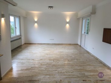 Maison lumineuse de +/-124 m2 comprenant: <br>rez-de-chaussée: living donnant sur terrasse et jardin (orientation est), cuisine équipée donnant sur terrasse et jardin, 1 chambre à coucher, salle de bains avec fenêtre, WC séparé, hall d\'entrée<br>1er étage: 2 chambres à coucher, salle de douche, WC séparé, grenier, pallier<br>sous-sol: garage, cave, buanderie/chaufferie donnant sur jardin<br><br>Revêtement du sol: parquet et carrelage<br>Disponible de suite<br><br>Quartier résidentiel proche de tout commerce, bonne connexion bus.