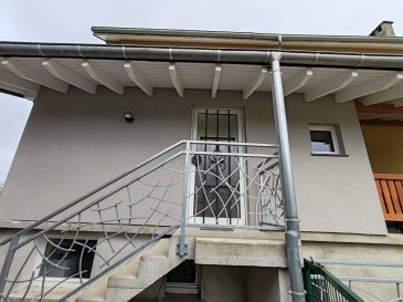 Appartement Petit Rederching 3 pièces - 76 m2. Nord Sud Immobilier vous présente ce bel appartement construit en 2000 et composé :

- D'un rez-de-chaussée, comprenant une entrée avec placard, un WC individuel et une pièce de vie avec une cuisine équipée. 
- D'un 1er étage avec palier, une salle de bain et 2 chambres.
- Une cave avec étagères et un garage, capacité 1 véhicule. 

Possibilité d'avoir 2 places de parking.

Contact Nord Sud Immobilier Rohrbach-lès-Bitche, Bitche, Sarreguemines, Diemeringen. au 03.72.64.01.02