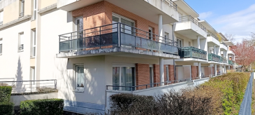 T2 avec loggia + garage individuel fermé

NOUS VENDONS, établi en rez-de-chaussée
de cette résidence du 14 de la rue Louis BERTRAND à METZ (Moselle), 
un appartement T2 de 46.36 m2 comprenant :
-	Un séjour de 20.29 m2 avec accès loggia
-	Une cuisine de 7.35 m2 avec accès à cette même loggia
-	Une chambre de 10 m2
-	Une salle de bains de 3.30 m2
-	WC séparé.
Avec une loggia privative de 12 m2, orientée Sud Est. 

En sous-sol :
un garage fermé d’une profondeur de 5 ml.

A savoir : 
*** Chauffage individuel au gaz, installation aux normes.
*** DPE en « C » pour les économies d’énergie et « C » pour les émissions de gaz à effet de serre. 
*** Installation électrique aux normes.
*** Double vitrage PCV OB.
*** Montant annuel des charges de 1394.28 €, soit 116.19 €/mois. 
*** La copropriété comprend 53 lots d’habitation. Aucune procédure en cours. 

CONTACT : 
Gérard STOULIG – Agent commercial EI
Au : 06 03 40 33 55 – agenceabel@gmail.com

NB : Les frais d’agence sont à la charge du vendeur.