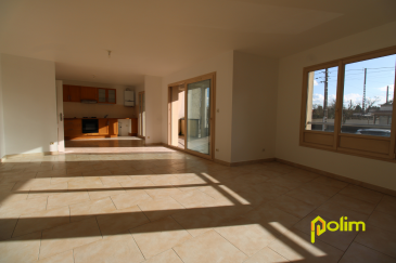 Très bel appartement au RDC .  Appartement F4 en très bon état - 34, rue Montrichard 54700 PONT A MOUSSON comprenant :
 Entrée, cuisine équipée ouverte sur séjour accès balcon, dégagement, 3 chambres, SDB, WC, cellier, place de parking, jardin arrière
 Chauffage individuel gaz - 96,40 m2
 Libre à la location
 Les informations sur les risques auxqules ce bien est exposé sont disponibles sur le site Géorisques : www.georisques.gouv.fr