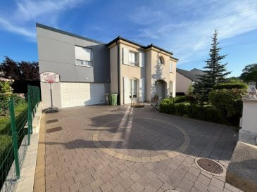 Construite en 2004 dans une cité résidentielle très tranquille, superbe maison entretenue, proposant +/- 220 m² habitables sur +/- 6 ares de terrain privatif, comprenant :

AU REZ DE CHAUSSEE :
- Hall d'accueil.
- Grand salon et salle à manger traversant avec accès de plain-pied à la terrasse et au jardin sur l'arrière exposés plein Sud.
- Cuisine équipée indépendante avec accès terrasse et jardin.
- Bureau.
- Cellier avec placards intégrés.
- Buanderie avec WC et douche.
- Garage et rangement.

AU 1er ETAGE : (non mansardé)
- Hall d'étage
- 5 chambres à coucher (enfants)
- Salle de bains principale
- WC indépendant
- Suite parentale avec dressing privatif, terrasse privative orientée Sud et salle de bains privative comprenant douche à 