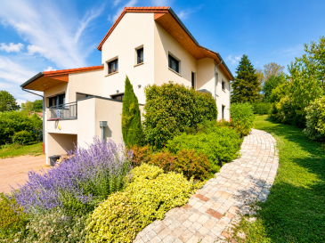 À la recherche d'une maison spacieuse alliant confort, moder.  Découvrez cette belle maison contemporaine de 180 m2, idéalement située dans un environnement calme, à proximité immédiate de la forêt tout en restant proche des commodités.
 Dès l'entrée, vous serez séduits par ses volumes généreux et sa luminosité. La vaste pièce de vie, baignée de lumière grâce à ses larges ouvertures, accueille un salon chaleureux avec poêle à bois, une salle à manger conviviale et une cuisine ouverte entièrement aménagée et équipée. La maison propose 5 chambres, offrant un espace idéal pour une grande famille dont une suite parentale avec salle d'eau privative et dressing. Grand sous-sol avec un double garage.
 À l'extérieur, profitez d'un grand jardin arboré, parfaitement entretenu, propice aux moments de détente en famille. Coup de coeur assuré.
 Les informations sur les risques auxquels ce bien est exposé sont disponibles sur le site Géorisques : www.georisques.gouv.fr