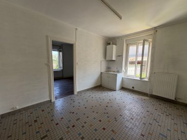 Maison jumelée - 80m ². PANETTA IMMOBILIER vous propose, 

Située dans un quartier très calme, 

Une maison jumelée d'environ 80m² avec jardin, se composant comme suit : 

Vous trouverez au rez-de-chaussée, une entrée, un dégagement donnant accès à un espace salon/séjour/cuisine ; une salle d'eau (cabine douche et WC).

A l'étage, un pallier desservant 2 chambres.

Les combles de ce bien sont aménageables (isolés) et la maison dispose d'un sous-sol complet.

Les fenêtres sont en double vitrage PVC (volets roulants manuels) ; la toiture est en bon état ; tout à l'égout ok.
Quelques travaux seront à prévoir : cuisine, peintures, sanitaires, quelques remises aux normes de l'électricité.  

Pour plus d’informations, veuillez contacter Monsieur COLSON Emmanuel au +33 7 81 30 24 02.

Les informations sur les risques auxquels ce bien est exposé sont disponibles sur le site Géorisques : www.georisques.gouv.fr