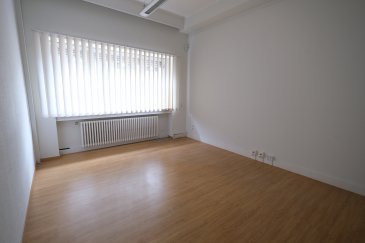 LUXEMBOURG-BELAIR 31-33, Boulevard Grande-Duchesse Charlotte, 

bureau de 16m2 dans Centre d'Affaire, au rez-de-chaussée - dans les parties communes : kitchenette, WC hommes et femmes. 
Disponible de suite 

Prix : 850 EUR charges comprises (internet, chauffage, eau, électricité) - Durée 1 an minimum 
Caution 2 mois de loyer - Commission d'agence un mois de loyer + TVA à charge du locataire 

Contact et visites : Arianna GHITTINO, email : arianna@parkagence.lu téléphone 691 205 573 et Rosalba MAITRE, téléphone : 691 550 189