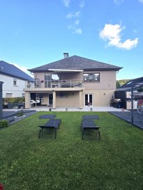 A VISITER !!!

Immo Nordstrooss vous propose en vente une charmante maison individuelle rénovée en 2018 située à INGELDORF sise sur un terrain de +/-5.83 ares avec
Deux entrées complètement individuelle.

La maison s'apprête idéalement
pour combiner une profession libérale ou DEUX Famille avec possibilité de mettre l'appartement en LOCATION.

Construite en 1982, la maison offre une surface de
+/- 278,10 m2 et grand grenier aménageable.

- au rez-de-chaussée:
hall d'entrée/escalier, deux grand garages Box pour deux voiture, espace chaufferie, une cave et 2 emplacements extérieurs.

- au rez-de-jardin Appartement;
hall d'entrée, espace living spacieux avec cheminé donnant vers grande terrasse et très bon jardin clôturé, une cuisine bien équipée/salle à manger avec accès au terrasse et au jardin aussi, une grande chambres à coucher, et salle de douche.

- à l'étage hall d'entrée lumineux, grand living avec cheminé et grande salle à manger, très belle cuisine bien équipée avec accès au balcon, 3 belle chambres à coucher, et salle de douche avec fenêtre.


DISPONIBILITES: à convenir!

SITUATION ET DISTANCES:
INGELDORF, Région Nordstad, centre urbain du Nord du Grand-Duché de Luxembourg.
Le transport public est assuré par les autobus de ligne et divers transports public (Bummelbus, Louis, Adapto,...) ainsi que la ligne ferroviaire.
De plus, toutes les commodités qu'offre la Ville de Diekirch, comme p.ex. médecins spécialistes, pharmacies, commerces locaux, banques, restaurants, centres commerciaux, piscine municipale, musées... depuis Diekirch: - Ingeldorf centre commercial à 3km - Ettelbruck à 6 km - Echternach 30 km - Luxembourg-Kirchberg à 42 km

Pour tout renseignement complémentaire ou information veuillez nous contacter par email info@immonordstrooss.lu ou par Tél: 691 850 805.

Proposition de crédit/financement à taux compétitif auprès des banques Luxembourgeoise incluse dans nos services gratuits.