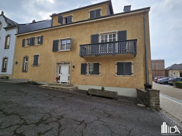 L'Immobilière de l'Attert vous propose en location cette agréable maison jumelée partiellement meublée située dans le village de Grosbous.

La maison d'une surface de +/-180m² se compose de :

Rdch:
- hall d'entrée
- grand couloir avec accès sur terrasse
- buanderie / cave avec salle de douche, wc et lavabo
- garage 1 voiture
- cave ou atelier

1er étage:
- spacieux hall
- séjour / salle à manger avec accès sur balcon
- cuisine équipée séparée avec accès sur 2ème balcon
- bureau ou chambre à coucher
- débarras
- wc séparé avec double lavabos

Entresol:
- bureau, salle de jeux,....

2ème étage:
- hall de nuit
- 3 chambres à coucher
- salle de bain avec douche, wc et double lavabos
- grenier

La maison dispose de 3 emplacements extérieurs.

Loyer : 2 950€
Charges : à charge du locataire
Caution : 2 mois de loyer
Frais d'agence : 1 mois de loyer + TVA (partagé 50/50 entre locataire et bailleur)

Ce bien vous intéresse !

Merci de remplir le 