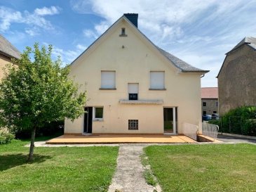 À louer grande maison de village avec jardin et espaces verts à Hagen. Derrière cette façade plutôt sobre se cache un vrai bijoux: Entièrement rénovée avec des matériaux de première qualité, cette maison offre une qualité de vie extraordinaire: Nouvelle cuisine équipée haut de gamme (appareils Siemens, chauffe-plats, frigo américain intégré), living de  - 30 m2, chambre (ou bureau) avec douche au rez-de-chaussée, sortie dans le jardin exposé sud-ouest sur une grande terrasse avec barbecue, espaces verts énormes (idéal pour amis d'animaux). À l'étage,3 belles chambres, une salle de bain avec baignoire, une grande chambre en mezzanine 2 pièces qui a sa propre salle de douche et possibilité d'installer une cuisine équipée et vivre indépendamment.
Au sous-sol: garage pour 1 voiture avec ouverture automatique, nouvelle chaudière à gaz, grande buanderie, cave à vin.
Proche des accès autoroutes et commerces (3 km), la situation de ce bien à louer est très avantageux.
Visite sur demande, la présentation d'un dossier présente un avantage.
Ref agence :103382