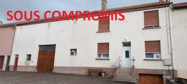 SOUS COMPROMIS

IDEAL POUR ARTISAN et/ou FAMILLE NOMBREUSE.
Ancienne fermette de village – 6 chambres – 161 m2 – Dépendances 230 m2 – Terrain 22a18.

NOUS VENDONS en EXCLUSIVITE, au 7 de la rue de Tromborn à OBERDORFF (57320), 
au cœur de ce charmant petit village des environs immédiats de la frontière allemande ; 
une ancienne fermette de village établie en double mitoyenneté sur un très beau terrain de 22a18, avec son jardin potager et ses arbres fruitiers.
Ses deux niveaux de vie sur dalles béton, offrent une surface habitable de 161 m2 comprenant :
En rez-de-chaussée :
Une très grande pièce à vivre de 27 m2, partiellement ouverte sur un salon de 12 m2.
Deux chambres de 13.34 m2 et 13.64 m2.
Une salle d’eau avec sa douche « à l’italienne » et WC.
A l’étage :
Quatre belles chambres de 15.57 – 16.23 – 16.18 et 24.78 m2.
Une salle de bains de 4.26 m2.
L’ensemble sur un sous-sol complet avec garage pour une voiture. 
Sur le côté gauche de la partie habitation, une grange de 90 m2, ainsi qu’une ancienne étable de 46 m2 doublée sur dalle. 
A l’arrière de la maison, d’autres dépendances de stockage.
*** Fenêtres en double vitrage PVC OB.
*** Porte d’entrée PVC récente.
*** Chaudière fuel basse température neuve. 
*** Combles disponibles sur dalle béton. 
*** Filière d’assainissement vérifiée et conforme. 

LE BIEN EST IMMEDIATEMENT DISPONIBLE.
CONTACT : 
Gérard STOULIG – Agent commercial EI
Au : 06 03 40 33 55 ou par mail : agenceabel@gmail.com
NB : Les frais d’agence sont à la charge du vendeur. 


 

