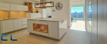 **** NOUVEAU PRIX ****<br>Charmante maison mitoyenne de 120m2 rénovée avec des matériaux de qualité, très lumineuse avec une vue dégagée .<br>Comprenant au rez-de-chaussée:<br>Un hall d\'entrée, une salle à manger, une cuisine entièrement équipée ouverte sur le salon avec grande baie vitrée avec sortie sur la terrasse et donnant accès au jardin.<br><br>Au premier étage:<br>Deux chambres à coucher dont une avec dressing, une salle de douche.<br><br>Les combles sont aménagés en une spacieuse chambre à coucher avec WC et douche privative.<br><br>Au sous-sol:<br>Un  débarras, une  buanderie, une salle de douche, une cave, une salle de sport ou bureau avec sortie sur le jardin.<br><br>Maison situé à cinq minutes du site Belval, des écoles et crèches, bons accès routiers.<br><br>Passeport énergétique encours de réalisation.<br><br><br>Les frais d\'agences sont compris dans le prix et à charges du vendeur<br><br><br>