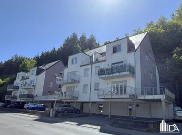 En location l'Immobilière de l'Attert vous propose cet agréable appartement situé à Clervaux.

L'appartement de 90,94m² au 1er étage se compose comme suit:

- beau hall d'entrée
- 2 belles chambres à coucher
- salle de bain, wc, lavabos, connexion lave-linge
- wc séparé
- séjour / salle à manger avec coin cuisine équipée, sortie sur balcon de +/- 8m² et belle terrasse de +/- 22m².

L'appartement dispose d'un emplacement extérieur et d'une cave.

Loyer : 1 500€
Charges : 300€
Caution : 2 mois de loyer
Frais d'agence : 1 mois de loyer + TVA (partagé 50/50 entre locataire et bailleur)

Ce bien vous intéresse ! Merci de remplir le 