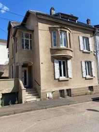 ALGRANGE - BELLE MAISON DE CARACTERE. Située dans quartier calme, spacieuse maison de caractère mitoyenne d'un côté, composée au rez-de-chaussée d'une grande pièce salon, salle à manger ouverte sur terrasse et jardinet, d'un deuxième salon ainsi qu'une cuisine entièrement aménagée et équipée.
Toilette séparé.

Au premier niveau, salle de douche comprenant douche à l'italienne et vasque.
Une deuxième salle de bain avec douche, baignoire et double vasque, une grande chambre avec dressing ainsi qu'une deuxième chambre.

Au deuxième niveau, un toilette séparé, deux chambres mansardées et d'une pièce grenier à aménager.
Chauffage gaz- chaudière neuve

Sous-sol complet comprenant trois caves.
A SAISIR
