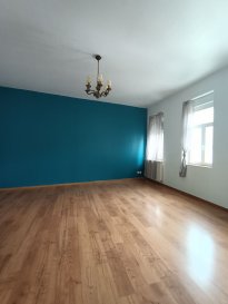 Appartement avec ascenseur  3 pièces 76.65 m². Au centre ville de Sarreguemines, découvrez ce bel appartement 3 pièces de 76 m² au 2ème étage avec ascenseur.
Situé au sein d'un immeuble bourgeois, il se compose d'un entrée/dégagement, un séjour lumineux , cuisine équipée, salle d'eau, WC indépendant et 2 chambres à coucher.

Loyer hors charges : 655€/mois.
Charges : 90€/mois (eau froide, taxe d'enlèvement des ordures ménagères, entretien et électricité communs et ascenseur).
Dépôt de garantie : 655€

Disponible à partir de début juin 2026.

Les informations sur les risques auxquels ce bien est exposé sont disponibles sur le site Géorisques : www.georisques.gouv.fr

Contact Nord Sud Immobilier à Sarreguemines, Rohrbach les Bitche, Diemeringen et Bitche.
Copropriété de 16 lots - dont 9 lots habitation. (Pas de procédure en cours).
Charges annuelles : 1200.00 euros.