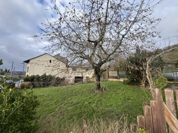 Situé dans un quartier exclusivement résidentiel très tranquille, beau terrain à bâtir d'une surface totale de 2,48 ares, pour la construction d'une maison jumelée, présentant « 3 côtes libres ».

Belle exposition au soleil.

Le terrain est vendu dans son état actuel sans contrat de construction.