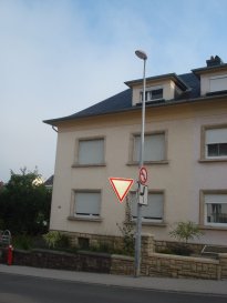 Appartement dans une petite copropriété au 2ème étage
hall d'entrée , cuisine équipée ouverte sur living, salle de bains, chambre avec armoire, cave, buanderie,et un emplacement  parking