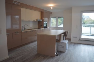 For English, see below please !
Français :
La construction, sur les hauteurs de Howald, d’une formidable Résidence est terminée, des hauteurs qui donnent une valeur ajouté à cette belle résidence de 7 appartements seulement.
Ce nouveau bâtiment se situe dans un joli endroit de Howald. Une situation parfaite pour les personnes, qui aiment être à coté de la nature, mais pas loin de Luxembourg-Centre, donc idéale pour les familles, mais aussi pour les hommes d'affaires qui voudraient avoir une résidence près de la gare de Luxembourg, etc.
Le passeport énergétique des appartements est la classe PASSIVE (B-B). Les terrasses du penthouse au dernier étage est d’une beauté exceptionnelle pour cette résidence magnifique et un soin tout particulier est apporté à l'isolation des façades et toitures ainsi qu'aux équipements techniques comme la ventilation double flux, les menuiseries aluminium-bois avec triple vitrage pour une isolation thermique et acoustique maximale.
Nouveau penthouse traversant d'une surface totale de 182m², dont 140 m² habitable, au 3ème (dernier) étage avec 3 terrasses de 42 m², comprenant: hall d'entrée, grand salon-salle à manger (78m²) avec accès à une terrasse de 16 m2, cuisine avec accès à une terrasse de 10 m², trois chambres dont une avec accès à une terrasse de 16 m2, salle d'eau avec WC, WC séparé, buanderie, parking à l'intérieur de deux espaces de stationnement incl. dans le prix. Possibilité de louer une espace de stationnement supplémentaire à l'extérieur.
Terrasses (3): 16.00m2 + 16.00m2 + 10.00m2
Dans le cas si vous voulez l'acheter :
Prix 1.170.000 €, 17% TVA récupérable, avec deux stationnements intérieur.
Prix 1.195.000 €, 17% de TVA récupérable, avec deux parking intérieur et un parking extérieur.
Situation: à proximité du centre-ville, la gare centrale est à 2km.
English :
182m² total area (with terraces), 140 m² inside area.
Very nice penthouse, all alone on the top floor of a beautiful residence on the green heights of Howald. 5 minutes from the train station.
Possibility to rent an additional parking space outside.