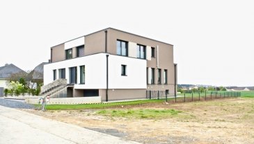 **** SOUS COMPROMIS ****


Nouvelle maison jumelée contemporaine clés en mains très lumineuse offrant de prestations de qualité supérieure.

Possibilité de récupérer la TVA sur la construction.

La situation se compose comme suit:

Rez-de chaussée élevé:
-vaste hall d'entrée avec coin vestiaire
-spacieux WC séparé avec lavabo
-cuisine entièrement équipée avec billot central, appareils Siemens et nombreux rangements ouverte sur la pièce séjour/living / surface cuisine et living = ±71,00m2 / feu ouvert / accès à la terrasse et jardin aménagé orienté sud-ouest
-chauffage au sol

1er étage:
-hall de nuit
-chambre à coucher 1 / ±14,50m2
-chambre à coucher 2 / ±14,50m2
-grande salle de bains avec baignoire, double lavabo et WC / ±9,50m2
-pièce rangement/débarras
-suite parentale de ±19,50m2 avec sa salle de douche en suite ±6,00m2

Niveau sous-sol:
-à l'extérieur: rangement poubelles / vélos

-à l'intérieur:
-double garage pour 2 voitures
-pièce rangement pour vélos/poussettes
-pièce buanderie y compris salle de douche avec WC et lavabo
-local chaufferie avec possibilité d'aménager une cave à vin au fond de la pièce / ±17,00m2
-pièce avec chauffage et fenêtre et tous raccordements pour douche et WC pouvant être aménagée en chambre supplémentaire ou bureau / ±13,50m2

Jardin aménagé.
Quelques travaux de finitions à l'extérieur restent à terminer (inclus dans le prix de vente!)

Plans et d'autres photos sur demande.