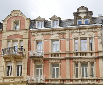 APPARTEMENT 2 CHAMBRES AVEC COMBLES AMÉNAGÉS À ESCH-SUR-ALZETTE

Idéalement situé à Esch-sur-Alzette, cet appartement rénové allie confort de vie, charme et espace complémentaire.

Situé au 3ième étage d'une résidence entretenue, ce bien développe une surface cadastrale de 59,69 m² complétée par 43,20 m² de combles aménagés accessibles directement depuis l'appartement par un escalier intérieur privatif.

Cette configuration permet de bénéficier d'un espace supplémentaire particulièrement appréciable, pouvant être aménagé selon les besoins de chacun : bureau, espace détente, salle de loisirs, dressing ou encore espace de rangement.

L'appartement se compose d'un hall d'entrée, d'un séjour lumineux, d'une cuisine équipée, de deux chambres à coucher ainsi que d'une salle de douche.

Au fil des années, le logement a bénéficié de plusieurs améliorations lui permettant d'être occupé immédiatement sans travaux importants à prévoir.

Parmi ses principaux atouts figurent également la toiture rénovée par la copropriété ainsi que l'installation de quatre Velux apportant une agréable luminosité à l'espace sous toiture.

La résidence est bien entretenue et dispose d'un fonds de travaux. Les charges mensuelles restent particulièrement attractives et s'élèvent à environ 100 € par mois.

Sa situation privilégiée permet un accès rapide aux commerces, écoles, transports en commun ainsi qu'à l'ensemble des commodités du centre-ville.

Cet appartement séduira les acquéreurs à la recherche d'un bien chaleureux et fonctionnel offrant un espace complémentaire rarement disponible dans des biens de surface comparable.

Prix indicatif : 399.000 € Frais d'Agence Inclus.
 
Les surfaces et informations reprises dans cette annonce sont communiquées à titre indicatif et sans valeur contractuelle.

Pour toutes questions ou demandes d'informations, n'hésitez pas à nous contacter, nous serons toujours à votre service.

Agence ELSA'HOME à votre écoute pour la concrétisation de vos projets en toute confiance.

---------------------------------------------------------

2-BEDROOM APARTMENT WITH CONVERTED ATTIC SPACE IN ESCH-SUR-ALZETTE

Ideally located in Esch-sur-Alzette, this renovated apartment combines comfort, charm and additional living space.

Situated on the 3rd floor of a well-maintained residence, the property offers a cadastral surface area of 59.69 sqm, complemented by 43.20 sqm of converted attic space directly accessible from the apartment via a private internal staircase.

This unique layout provides valuable additional space that can be adapted to suit a variety of needs, such as a home office, relaxation area, hobby room, dressing room or storage space.

The apartment comprises an entrance hall, a bright living room, a fitted kitchen, two bedrooms and a shower room.

Over the years, the property has benefited from several improvements, allowing future owners to move in immediately without the need for major renovation works.

Among its key features are the roof renovation carried out by the co-ownership and the installation of four Velux roof windows, bringing plenty of natural light into the attic area.

The residence is well maintained and benefits from a reserve fund. Monthly charges remain particularly attractive at approximately €100 per month.

Its convenient location provides quick access to shops, schools, public transport and all amenities available in the city centre.

This property will appeal to buyers looking for a warm and functional home offering additional space that is rarely found in apartments of a similar size.

Asking Price: €399,000 ? Agency Fees Included.

The surfaces and information contained in this advertisement are provided for information purposes only and are non-contractual.

If you have any questions or require further information, please do not hesitate to contact us. We are always at your service.

ELSA'HOME is here to help you bring your projects to fruition with complete confidence.