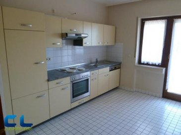 Kirchberg appartement 104 m2,
dans une résidence de construction traditionnelle, situé au 3ème étage avec ascenseur. 
Comprenant: Hall d\'entrée avec vestiaire, living - salle à manger et sortie un balcon de 6,00 m2, une cuisine équipée (neuve) avec accès à un 2ème balcon de 6,00 m2, WC séparé, salle de bains avec baignoire, emplacement pour machines à laver et sécher, 2 chambres à coucher de 15,00 m2 et 17,00 m2, cave de 3,50 m2, séchoir commun, parking souterrain.
Résidence propre, appartement en parfait état.
Double vitrage, carrelage et marbre au sol, toile de verre sur les murs, peintures refaites a neuf 
Bonne situation au calme, bus à deux pas de l\'immeuble.
Proche des commerces, transports publics, écoles/crèches, banques, maison relais, autoroute, 
Libre et habitable de suite.
Passeport énergétique en cours de réalisation.

Frais d\'agence ( A charge du locataire) 1600€  + 17% TVA

Ref agence : 1022507