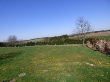 Schaus Immobilier vous propose à la vente ce terrain constructible, libre de toute construction d’une superficie d’environ 6,50 ares, sans contrat de construction.

Le terrain offre une vue imprenable et dégagée sur des champs situés. La vue restera dégagée, les terres derrière le terrain se trouvent en « zone verte » et donc inconstructibles.

Les conduits d’eau et de canalisation sont présents dans la rue.

Selon les informations recueillies auprès de l’Administration communale, une maison jumelée avec un garage implanté sur les limites du terrain peut être construite sur ce terrain.

Implanté à Perlé, Commune de Rambrouch, le terrain profite d'une part d'une situation rurale, calme et agréable et se trouve, d'autre part, à proximité des commodités, notamment les commerces de Martelange et les axes de circulation. La route nationale permet de rejoindre les abords de la Ville de Luxembourg en plus ou moins 30 minutes.

Si vous souhaitez acquérir les deux terrains en bloc, n'hésitez pas à nous contacter.

Nous sommes à votre entière disposition pour tout renseignent complémentaire.

Le honoraires sont à la charge du vendeur.

Ref agence :VT0042