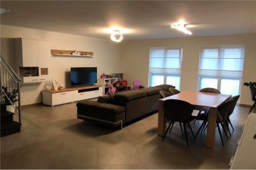 Belle maison à vendre à Belvaux
RE/MAX spécialiste de l'immobilier au Luxembourg vous propose à la vente en exclusivité cette magnifique maison construite en décembre 2018 sise à Belvaux, d'une surface habitable d'environ 156m2.

Cette maison avec belles finitions est composée comme suit:

Au rez-de-chaussée: une chambre d'amis avec salle de bain privée, buanderie, garage pour deux voitures, accès vers le jardin.

Au premier étage: un spacieux salon/salle à manger lumineux, une cuisine équipée séparée, une salle de douche, accès vers une grande terrasse en bois

Au deuxième étage: trois grandes chambres avec finitions soignées et une salle de bain avec baignoire.

Pour finaliser, la maison dispose d'un grenier aménageable, un emplacement devant la maison et d'un jardin arboré.  

A visiter absolument.

Aucun travaux à prévoir.

Disponible à partir du 1 août 2021

commission   TVA à charge du vendeur
