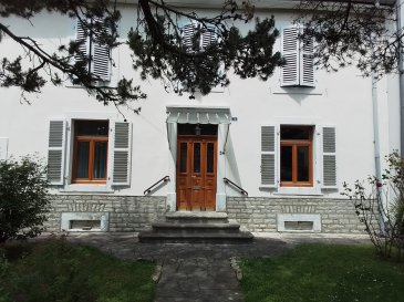 MAISON 5 CHAMBRES.  CREHANGE VILLAGE - BELLE DEMEURE FAMILIALE au calme, avec grand jardin vue plein champs.
 Laissez vous charmer,  elle a tout d'une maison de maître : un grand couloir, une belle hauteur sous plafond, des moulures,  une grande pièce de vie traversante avec poêle à bois, une cuisine séparée accès jardin, une salle d'eau, un WC, un garage, un atelier/chaufferie accès jardin.
 A l'étage : 3 chambres et une grande pièce à aménager éventuellement en chambre parentale (déjà pourvue de deux fenêtres vue verdure).
 199 000 EUR
 AGENCE VENNER 0387636009
 ACHAT // VENTE // LOCATION // GESTION LOCATIVE // ESTIMATIONS