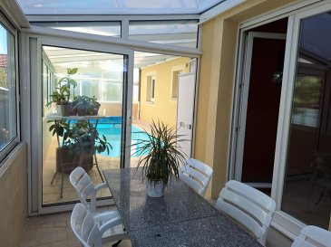 A Manom - Grande maison familiale 319 m² - Fort potentiel - Possibilité 2 logements + Piscine intérieure. Située à Manom, à proximité de Thionville, cette maison construite dans les années 2000 développe environ 319 m² habitables sur 3 niveaux sur un terrain d'environ 6 ares  avec une piscine intérieure.
Actuellement utilisée comme grande maison familiale, elle offre de très beaux volumes et surtout une configuration permettant facilement la création de deux appartements indépendants.
Le rez-de-chaussée comprend une entrée, un bureau, un WC séparé, un salon-séjour avec cheminée, une cuisine ouverte sur véranda menant à une piscine intérieure, ainsi qu'une chambre, une salle de bains, un cellier et un garage double.
Le premier étage propose une grande mezzanine, trois chambres, une salle de bains et un WC. Les combles aménagés d'environ 80 m² complètent l'ensemble.
À l'extérieur, petit jardin et deux places de stationnement.
Maison fonctionnelle avec fort potentiel , idéale grande famille, bi-familial ou projet d'investissement.
Les informations sur les risques auxquels ce bien est exposé sont disponibles sur le site Géorisques : www.georisques.gouv.fr » 
Contacts :
K.Karas : 06 08 31 19 87
K. Moriceau : 06 75 66 99 25 (3.00 % d'honoraires TTC à la charge de l'acquéreur.)