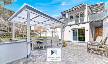 Cette belle maison de ville, rénovée en 2015, bénéficie d'une ambiance campagne grâce à sa grande terrasse, son jardin et la forêt derrière, se situe à Neudorf, proche du Kirchberg, du centre-ville et de l'aéroport.

Elle se compose comme suit :

Au rez-de-chaussée : d'une entrée de ± 8m² donnant d'un côté accès au séjour / salle à manger de ± 29m² avec sa cheminée électrique. De l'autre côté, une salle d'eau avec douche et WC, et la cuisine entièrement équipée de ± 19m² avec son îlot central et donnant sur un grand espace terrasse semi-couverte de ± 50m² avec son four à pizza/barbecue.

Au 1er étage : le palier donne sur 2 chambres de ± 12 et 13m², la salle de bain de ± 8m² et un grand dressing de 15m².

Au 2ème étage : le palier mène aux deux chambres de ± 13 et 12m² qui ont un accès direct sur une salle de douche de ± 8m² avec double vasque, douche, bidet et WC.

Au sous-sol : une grande cave de 18m², une buanderie de 13m² et la chaufferie

Il y a un garage qui est utilisé actuellement comme salle de sport.

Généralités :

Proximité du centre-ville, du Kirchberg, des écoles et crèches.  
Transports en commun.  
Alarme, vidéophone  
Chauffage au gaz et panneaux photovoltaïques  
Triple Vitrage côté rue (nord)  

Contact : Jimmy de Brabant - tél : 661 167 494 - email : jimmy@vanmaurits.lu