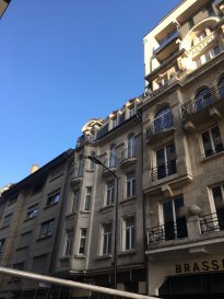 Studio entièrement meublé de 33 m2 spacieux au 2ème étage, coin kitchenette, chambre avec armoire et lit rabattable de 1,40m, table, étagères, télévision, internet. Buanderie commune avec lave-linge et sèche-linge. Le studio est libre de suite, bail à courte durée minimum 3 mois, ensuite mois par mois avec un préavis de 1 mois.