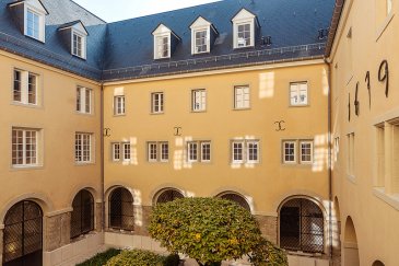 Exclusivité, à voir absolument !! 

Au cœur de la ville de Luxembourg, la rénovation du Cloître de Saint-François est une véritable merveille architecturale abritant de spacieux appartements aux finitions exceptionnelles. Sa situation privilégiée sur les anciens remparts et à quelques pas du Palais Grand-Ducal et des rues commerçantes en fait un lieu unique. Le complexe jouit de vues exceptionnelles sur toute la vieille ville grâce à son emplacement sur la corniche, appelée le plus beau balcon d’Europe.

L’ancien couvent, qui appartenait depuis le milieu du XIXème siècle à la Congrégation des Sœurs Franciscaines de la Miséricorde, s’articule autour d’un cloître ornementé de magnifiques voûtes en ogives. Au cœur d’une zone inscrite au patrimoine mondial de l’UNESCO, ces murs chargés d’histoire continuent de se fondre parfaitement au voisinage que sont l’église Saint-Michel, Ennert de Steiler et la maison de Cassal. 

Un savant mélange de luxe et d’authenticité, de praticité et de tranquillité, de modernité et d’histoire. Voilà comment résumer en quelques mots le Cloître de Saint-François.

Au 1er étage, ce superbe et luxueux appartement d’une surface habitable de ± 161 m² se compose comme suit :

Le hall d'entrée ± 23 m² avec wc attenant ± 3 m² donne accès à la cuisine ouverte ± 12 m² équipée Poliform (électroménager : hotte suspendue, four, four vapeur, micro-ondes, chauffe-assiettes, frigo, congélateur et lave-vaisselle), un débarras ± 7 m², le séjour ± 60 m².

Le palier de nuit ± 3 m² dessert deux chambres de ± 17 et 13 m² disposant chacune d’un dressing (± 9 m² et ± 7 m²) et d’une salle de bain ± 9 m² (baignoire, douche, 2 lavabos encastrés, sèche-serviettes et wc).

Généralités :

- Finitions haut de gamme ;
- Résidence située au cœur de la Ville de Luxembourg, dans une zone inscrite au patrimoine mondial de l’UNESCO ; vues exceptionnelles sur toute la Vieille Ville ;
- Ascenseur ;
- Concierge ;
- Système domotique. 

Pour toute information, merci de contacter: Maurits van Rijckevorsel
Email: maurits@vanmaurits.lu
Téléphone: +352 621 198 891

