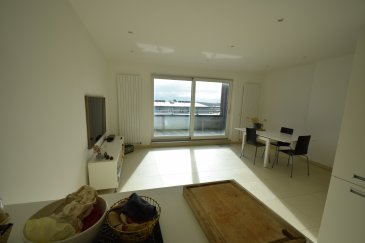 En Exclusivité, ImmoHouse vous propose ce superbe appartement 2 chambres idéalement situé à Luxembourg-Cents. 

Au 4ème et dernier étage d'une résidence soignée avec ascenseur cet appartement coup de coeur de 92m² se compose de :

- Un agréable hall d'entrée
- Un grand salon/salle à manger très lumineux avec balcon offrant une vue dégagée
- Une cuisine équipée ouverte sur la pièce de vie
- Deux grandes chambre à coucher dont une avec balcon et dressing intégré sur mesure
- Une salle de douche avec wc et fenetre
- Une salle de bain avec wc et fenetre
- Un placard de rangement

A cela s'ajoutent:
- Un parking intérieur privatif
- Une cave privative
- Une buanderie

Un magnifique objet à découvrir ...

Infos et visites sur rdv