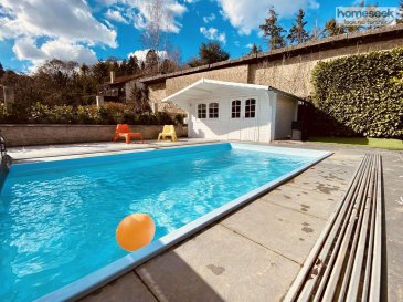 OBJET RARE ! Au c½ur du village de Senningen, dans un environnement paisible, magnifique demeure du 18e entièrement restaurée dans les règles de l\'art. Sur une parcelle confortable de 8a37, elle bénéficie d\'extérieurs intimes et bien entretenus.<br>Sur 3 niveaux elle se compose comme suit :<br>Au rez-de-chaussée :<br>- large cuisine suréquipée (double frigos américains, machine à café encastrée, large plaque induction, fours multi-fonction) ouverte  sur une véranda (accès terrasse) et une salle à manger le tout sur 57.17m²<br>- agréable vestibule lumineux desservant un salon de 47.26m² avec feu à l\'âtre<br>- bureau de 20.86m²<br>A l\'étage :<br>- magnifique suite avec dressing et salle de bains (baignoire et WC) sur 41.12m²<br>- 3 chambres de 19.70m², 20m² et 15.38m² avec salles de douches privatives (et WC)<br>- une 5e chambre de 10.32m²<br>- salle de douche indépendante avec WC sur 4.62m²<br>- hall de nuit élégant agrémenté de coins salon<br>Au 2e étage :<br>- suite parentale de 49.08m² avec salon de 12.85m², dressing et salle de bains.<br>Au sous-sol, buanderie et local technique (rack de distribution internet), cave à vin.<br>Garage fermé et 2 emplacements de parking devant la maison.<br>A l\'extérieur : terrasse pavée agréable et ensoleillée avec coin barbecue , et sur l\'arrière 3 espaces distincts comprenant une piscine chauffée couverte, une salle de sport, un jacuzzi et sauna avec poêle à bois.<br>A noter : matériaux de qualité, de nombreux placards encastrés, TV dans toutes les pièces à vivre, parquet massif, tomettes au sol au rez-de-chaussée, portes-fenêtres avec accès terrasse depuis les pièces à vivre, système d\'alarme, volets et velux électriques.<br>